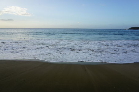 Pláž v zálive Mount Irvine Bay pri západe Slnka