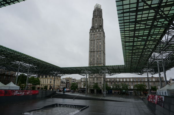 Perretova veža (Tour Perret) v Amiens - jeden z prvých mrakodrapov v Európe - pohľad z hlavnej stanice