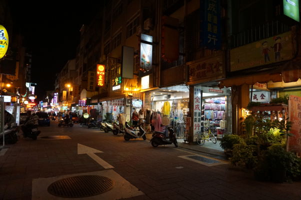 Obchodíky na nočnom trhu v Ťia-i (Chiayi)