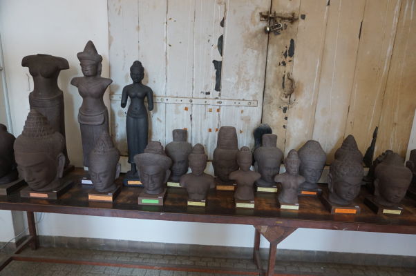 Národné múzem v Phnom Penhu disponuje sochami a bustami z obdobia zlatého veku Angkoru