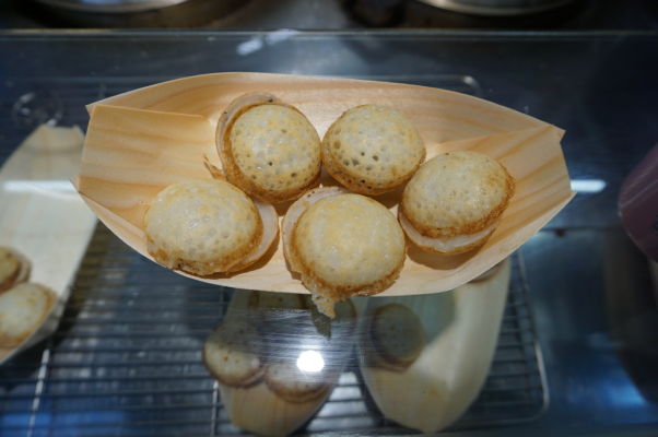 Pochúťky (z ryže a kokosu, plnené rôznymi náplňami), ktoré si môžete kúpiť na nočnom trhu v Ťia-i (Chiayi)