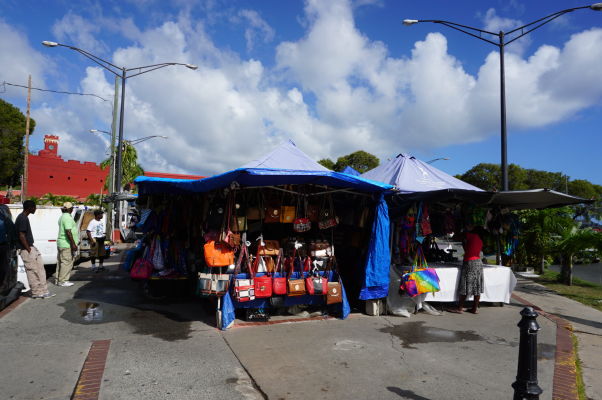 Tržnica na Vendor's Plaza pred pevnosťou Fort Christian v Charlotte Amalie na ostrove Svätý Tomáš