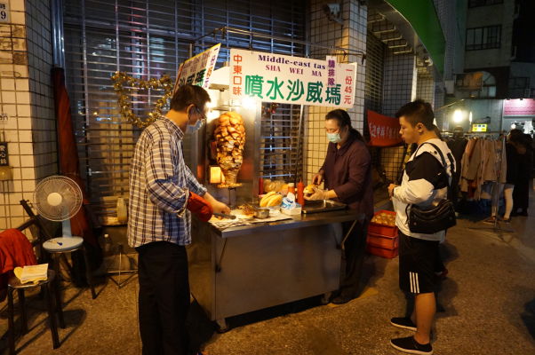 Pouličné stánky s jedlom na nočnom trhu v Ťia-i (Chiayi)