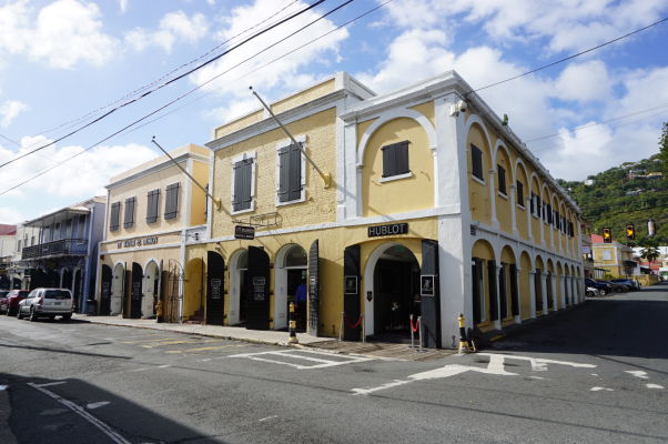 Ulica Dronningens Gade v Charlotte Amalie na ostrove Svätý Tomáš je plná luxusných obchodov skrytých v starých koloniálnych budovách