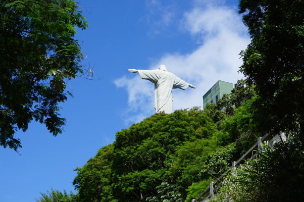 Socha Krista Vykupiteľa na vrchole hory Corcovado v Riu de Janeiro