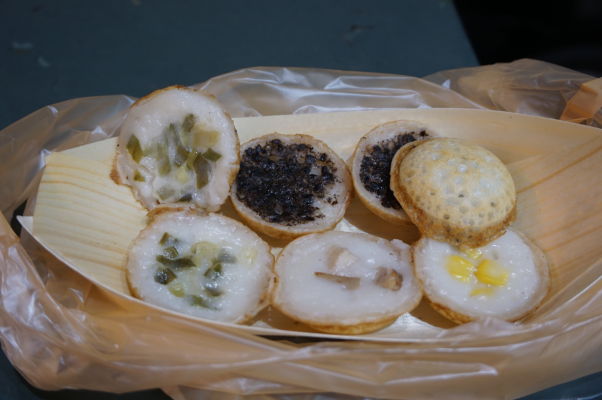 Pochúťky (z ryže a kokosu, plnené rôznymi náplňami), ktoré si môžete kúpiť na nočnom trhu v Ťia-i (Chiayi)