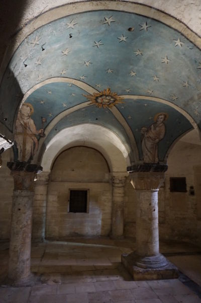 Podzemná krypta s pôvodnými maľbami Katedrály Matky Božej v Bayeux