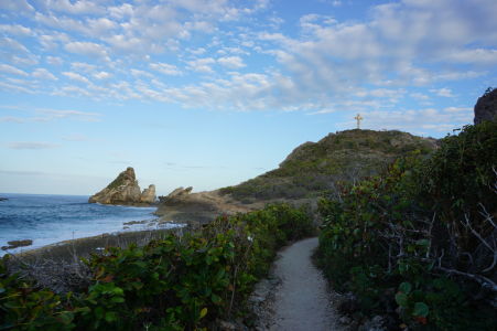Cestička ku krížu označujúcemu navýchodnejší bod Guadeloupe
