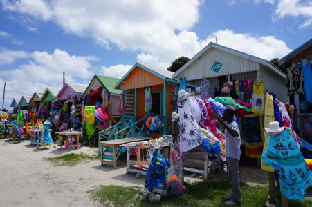 Malá tržnica so suvenírmi na pláži v zálive Long Bay na Antigue
