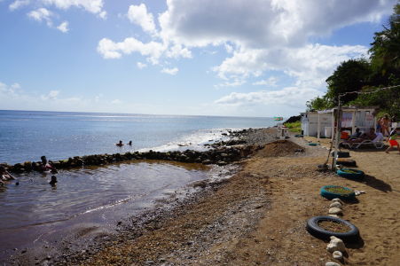 Bubble Spa Beach - vľavo jazierko s horúcou vodou vyvierajúcou spod mora