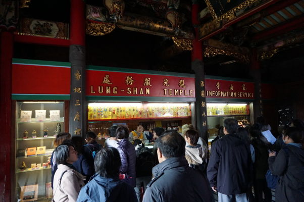 V chráme Longšan v Tchaj-peji nechýba ani informačné centrum