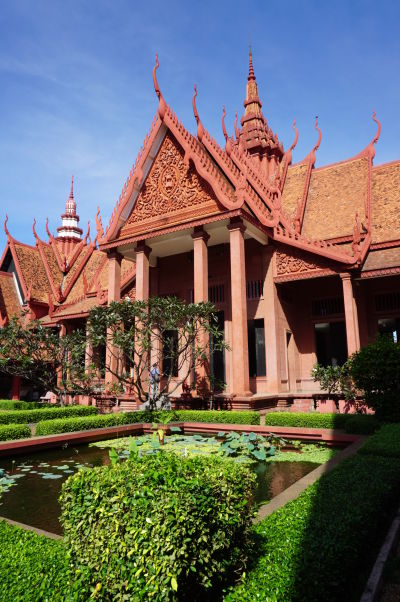 Nádvorie Národného múzea v Phnom Penhu je úzkostlivo udržiavané