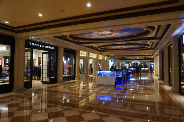V hoteli Venetian v Macau sa nachádza okrem kasína aj superluxusný obchodný dom s najdrahšími svetovými značkami