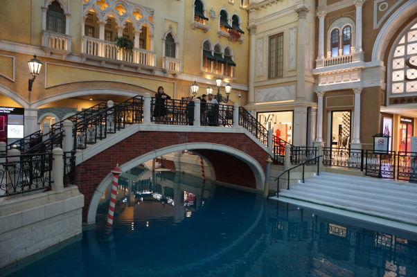 V hoteli Venetian v Macau sa nachádza okrem kasína aj superluxusný obchodný dom - jedna časť je dizajnovaná tak, aby naozaj vyzerala ako Benátky - vkus alebo gýč?