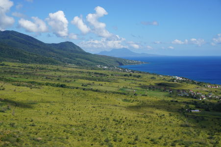 Výhľad z pevnosti na ostrov Svätý Krištof a Karibské more, v diaľke vidieť aj ostrov Nevis