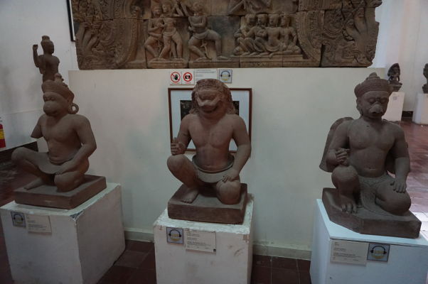 Opica, Strážca s hlavou leva a Garuda - sochy z 10. storočia - Národné múzeum v Phnom Penhu