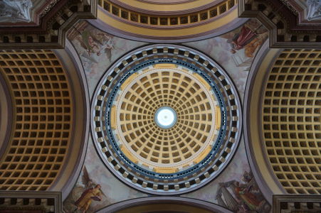 Kupola baziliky je zdobená geometrickými tvarmi