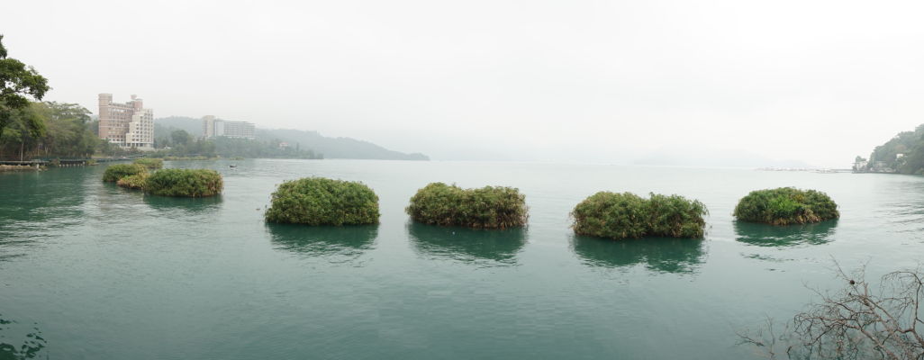 Jazero Slnka a Mesiaca (Sun Moon Lake) na Taiwane - rafty so zeminou a rastlinami slúžia ako zázemie pre rozmnožovanie rýb i tlmenie vĺn