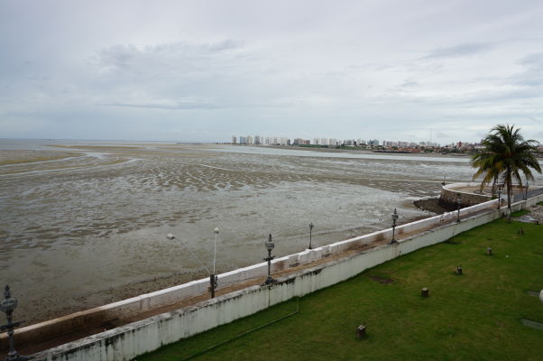 Výhľad na oceán pri odlive z námestia Avenida Dom Pedro II v São Luís