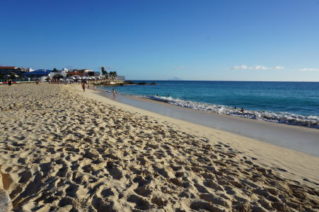 Pláž Maho na ostrove Svätý Martin, najznámejšia pláž v Karibiku vďaka letisku, ktoré za ňou končí