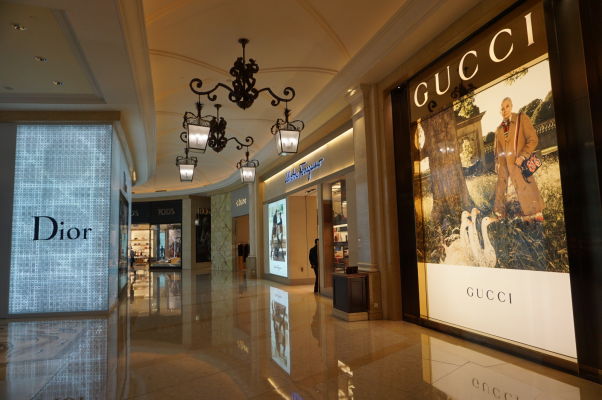 V hoteli Parisian v Macau sa nachádza okrem kasína aj superluxusný obchodný dom s najdrahšími svetovými značkami