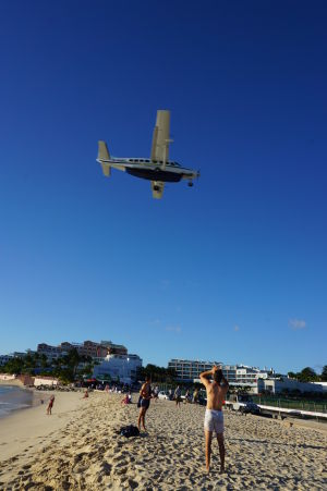 Lietadlo pristáva ponad pláž Maho na letisku princeznej Juliany na ostrove Svätý Martin