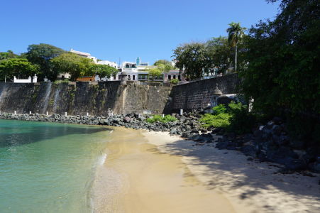 Prímorské opevnenie San Juanu - Nájde sa aj malá pláž