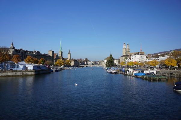 Nábrežie rieky Limmat z mosta Quaibrücke v Zürichu