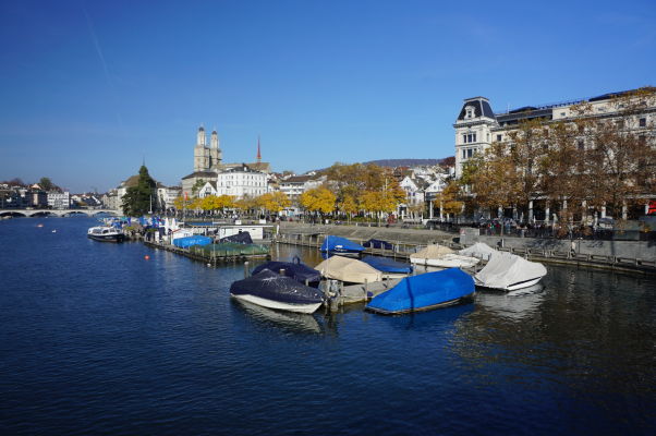 Nábrežie rieky Limmat z mosta Quaibrücke v Zürichu