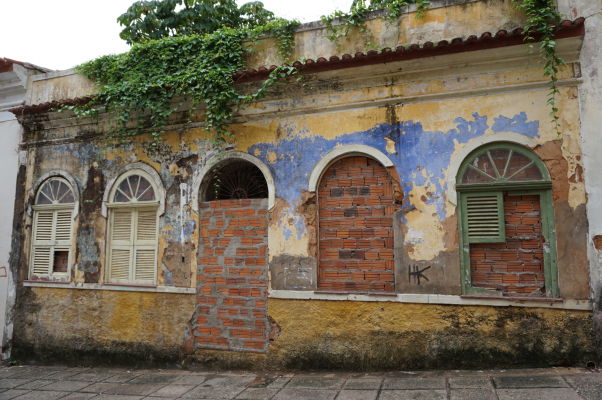 Ulica v historickom centre São Luís - Typické koloniálne budovy sú často v žalostnom stave