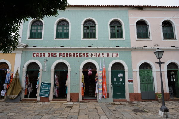 Farebné fasády koloniálnych budov v historickom centre São Luís