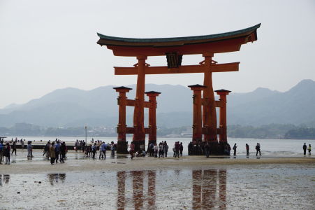 Plávajúca brána torii pri odlive