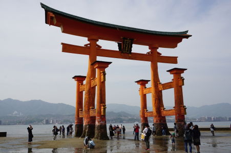 Plávajúca brána torii pri odlive