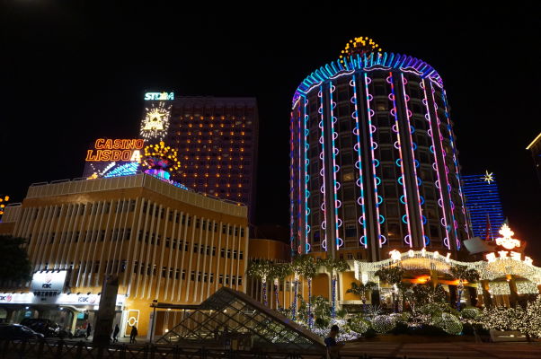 Najstaršie kasíno Lisboa v Macau v noci