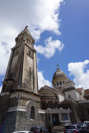 Kostol Sacré-Cœur neďaleko záhrad Balata, inšpirovaný najznámejšou parížskou bazilikou