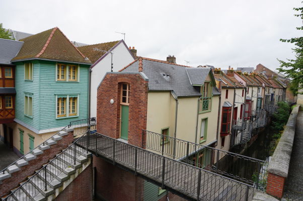 Veľmi malebná ulička Rue de Hocquet v Amiens, hneď pri katedrále