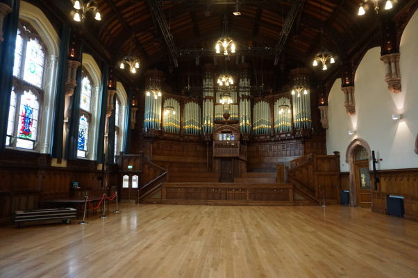 Veľká sála v radnici (Guildhall) severoírskeho mesta Londonderry