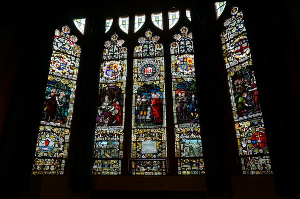 Radnica (Guildhall) severoírskeho mesta Londonderry je známa svojimi vitrážovými oknami