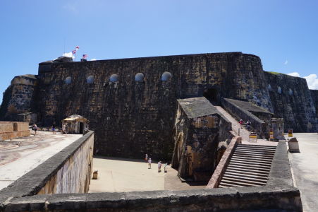 Mohutné hradby pevnosti El Morro