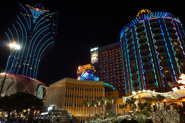 Kasína v centre Macaa - vľavo Grand Lisboa a vpravo Lisboa, najstaršie kasíno v Macau