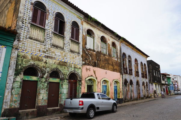 Zanedbané domy v uliciach v okolí historického centra São Luís