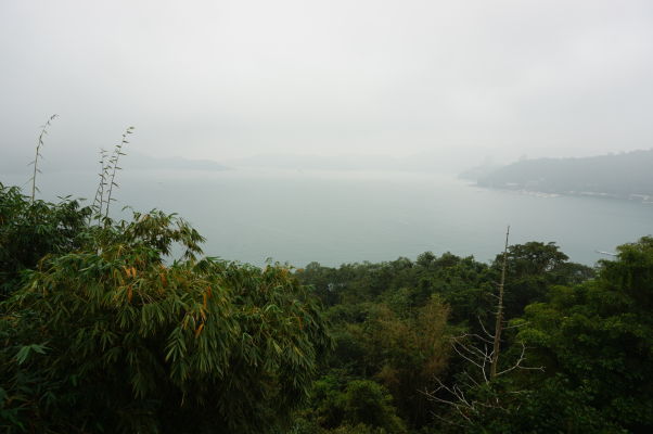 Výhľad na zahmlené Jazero Slnka a Mesiaca (Sun Moon Lake) od chrámu Wenwu na Taiwane