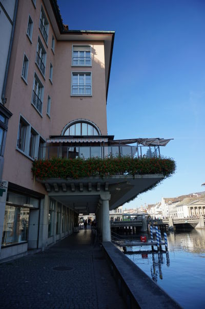 Nábrežná promenáda okolo rieky Limmat v Zürichu