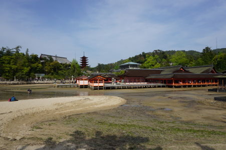 Svätyňa Icukušima počas odlivu (vľavo vidieť 5-poschodovú pagodu)