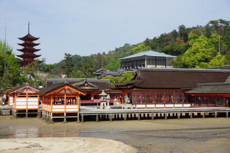 Svätyňa Icukušima počas odlivu (vľavo vidieť 5-poschodovú pagodu)