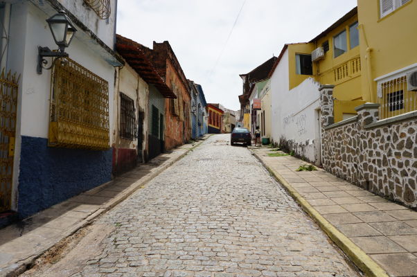 Ulička s farebnými koloniálnymi domami v okolí historického centra São Luís