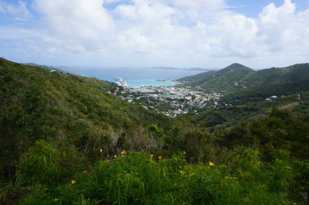 Hlavné mesto Road Town pri pohľade z druhej strany ostrova