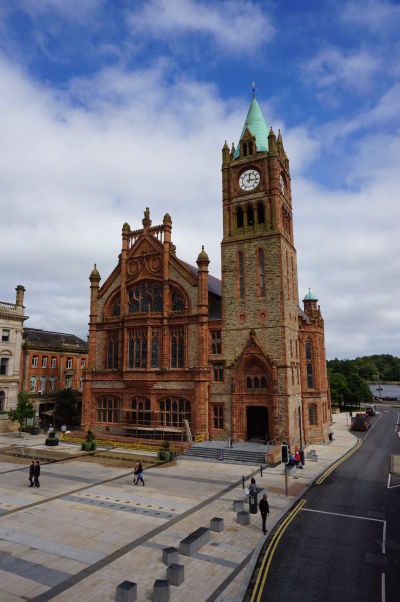 Radnica (Guildhall) v meste Londonderry - pohľad z brány Shipquay Gate