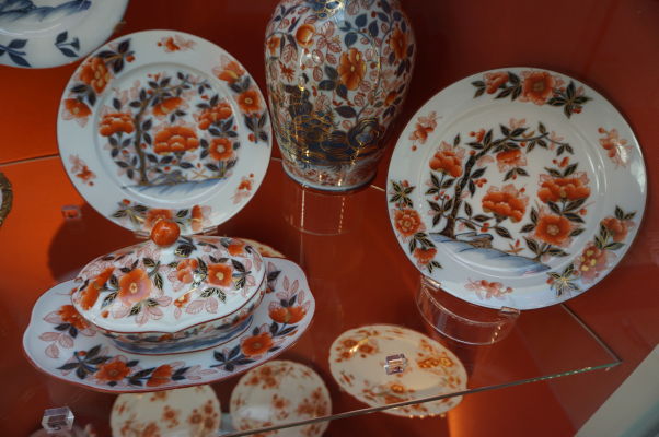 Sekcia s porcelánom - Múzeum umenia a histórie baróna Gérarda (MAHB) v Bayeux