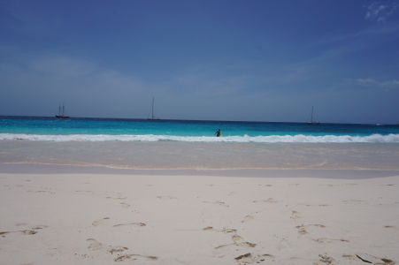 Biely piesok a tyrkysové more - To je Brownes Beach v Bridgetowne na Barbadose